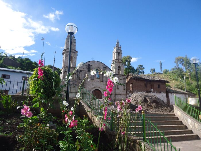 La Iglesia de Ccaranacc en Churcampa es un antiguo templo construido alrededor de 1820 con piedras labradas locales y calicanto, destacando por su arquitectura de la época y su valor histórico, guardando en su interior biblias antiguas con crucifijos incrustados de oro y plata, que datan de 1822, hechas con aleaciones y grasa humana, siendo un testimonio fiel del pasado de la provincia de Huancavelica