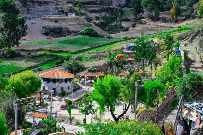 El Chorro es un importante Complejo Ecoturístico en la provincia peruana de Churcampa (Huancavelica), un destino natural que destaca por su belleza paisajística y aguas, ofreciendo un lugar de esparcimiento seguro y reconocido internacionalmente con el sello "Safe Travels", ideal para disfrutar del entorno andino de Churcampa.