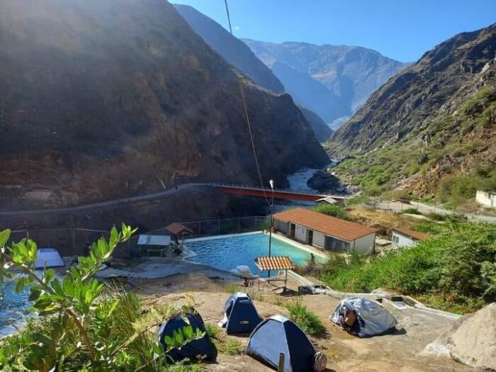 Los Baños Termales de Coris (o Pampalca) en Churcampa son un complejo recreativo y medicinal a orillas del Río Mantaro, famoso por sus aguas cálidas (25°C - 45°C) ricas en minerales como hierro, azufre y arsénico, beneficiosas para el reumatismo y la piel, ofreciendo pozas privadas, piscinas al aire libre, hospedaje y restaurantes, con fácil acceso desde Huancayo.