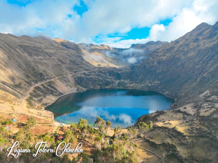 La Laguna Chin Chin en Churcampa, Huancavelica (Perú), es un hermoso cuerpo de agua alto (cerca de 4,000 msnm) en un entorno andino, parte de la Laguna Totora, conocida por sus paisajes y como parte de la cultura local, asociada a leyendas y cercanía a cerros importantes y al Nevado Huascarán en verano, ofreciendo vistas espectaculares y un ambiente natural único en la sierra peruana.